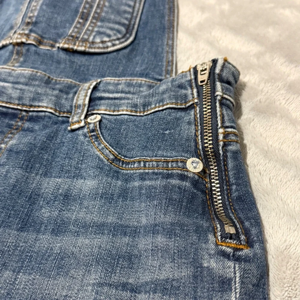 Free People Skinny Denim Overalls Medium Wash Frayed Hem Side Zip Jumpsuit Sz 26 - Picture 13 of 13